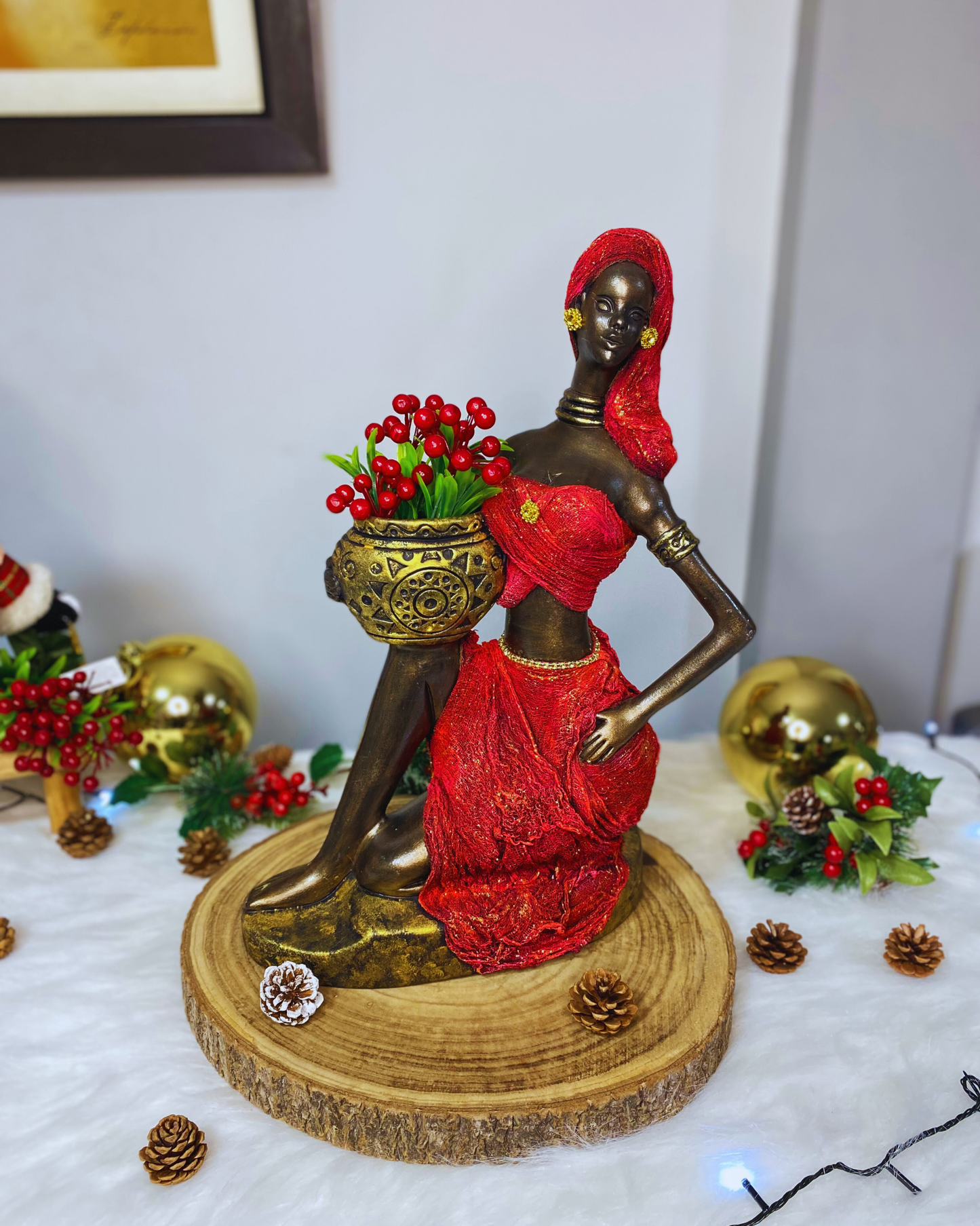 Negra sentada grande con jarron