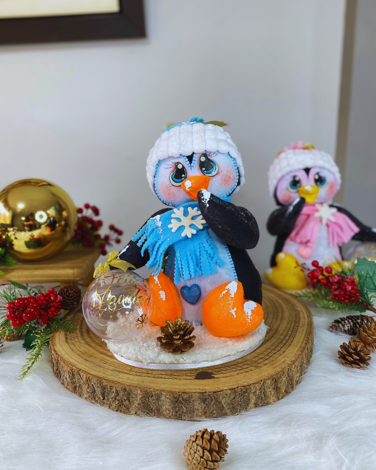 Pinguino celeste con esfera