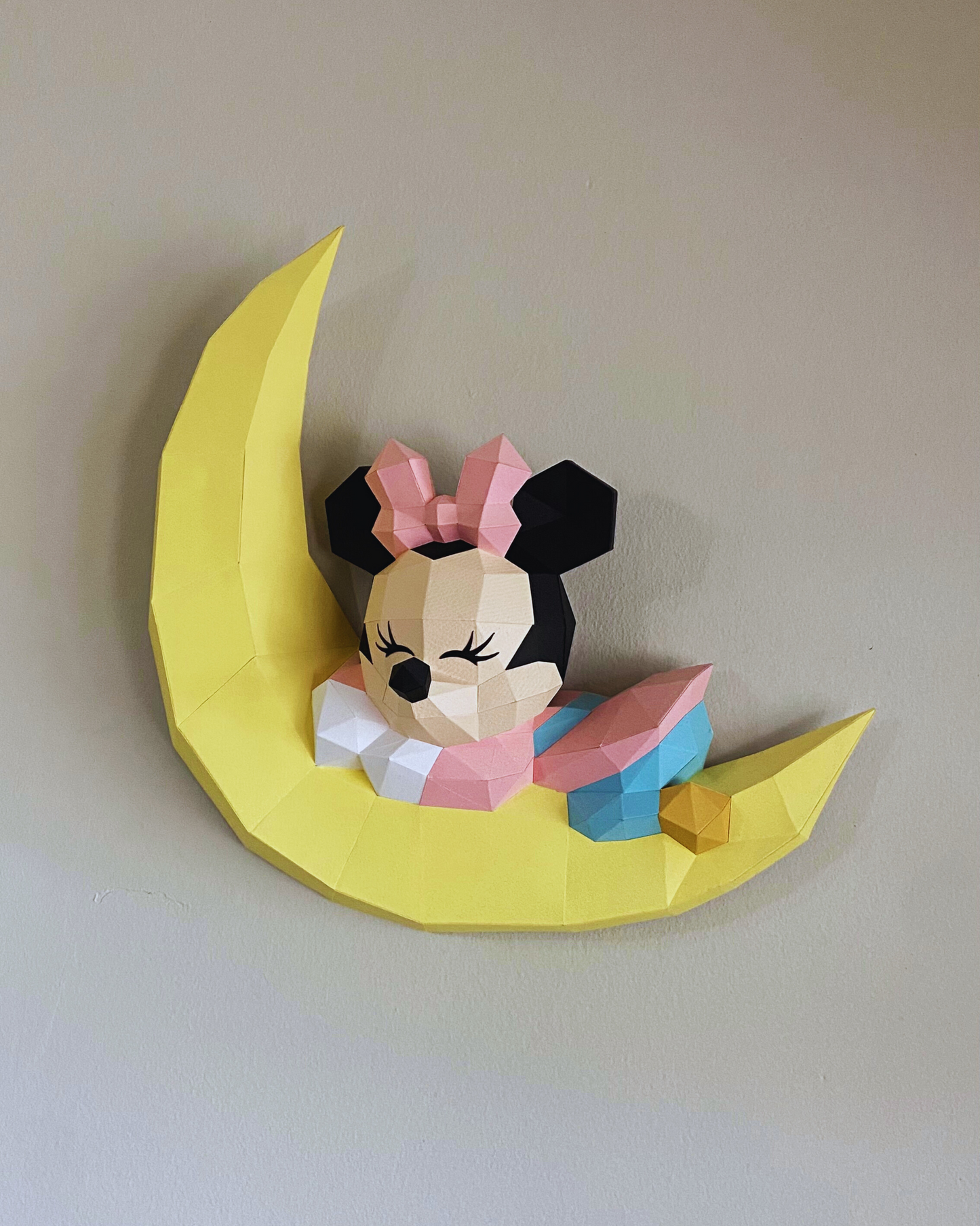 Minnie en la luna