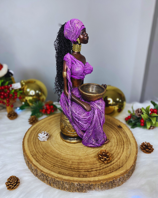 Negra sentada chica con jarron morado