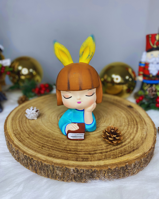 Niñita conejita con libro