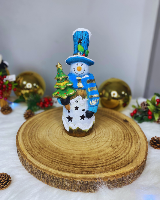 Hombre de nieve con arbol